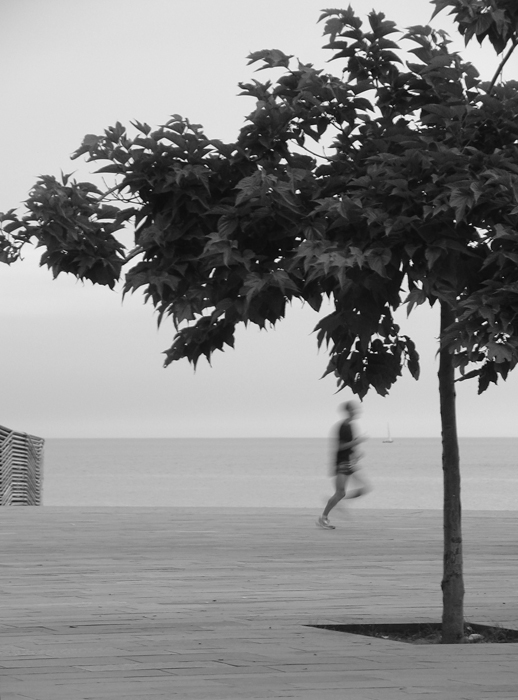 Run, walk by the sea. Blurred people, blurred contacts.