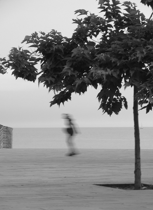 Run, walk by the sea. Blurred people, blurred contacts.